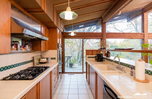 Fayetteville House | Mid century modern retreat with hot tub! Nature lovers staycation!