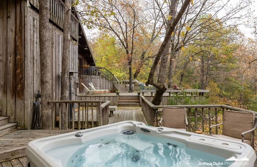 Fayetteville House | Mid century modern retreat with hot tub! Nature lovers staycation!