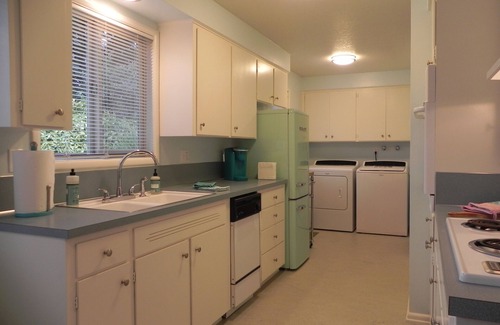 Eugene House | Mid-Century Modern w/Garage Close to Amenities & 3 Miles to Autzen/UO!