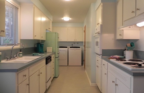 Eugene House | Mid-Century Modern w/Garage Close to Amenities & 3 Miles to Autzen/UO!