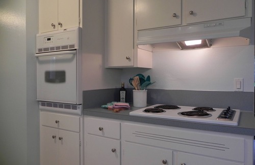 Eugene House | Mid-Century Modern w/Garage Close to Amenities & 3 Miles to Autzen/UO!