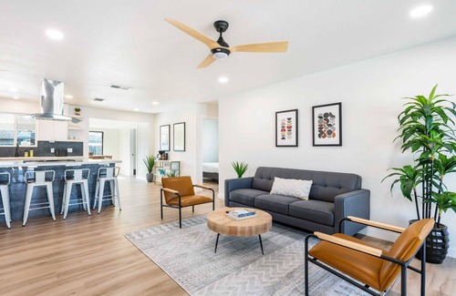 Franklin Park House | Mid Century S. ATX Oasis-Sleeps 8, Office & Pets!