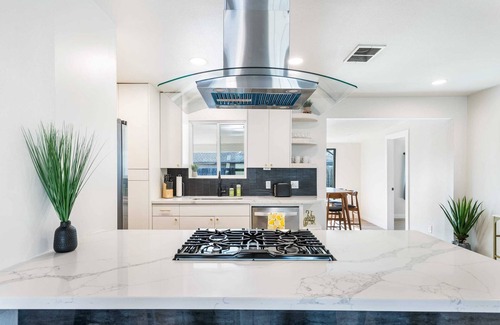 Franklin Park House | Mid Century S. ATX Oasis-Sleeps 8, Office & Pets!