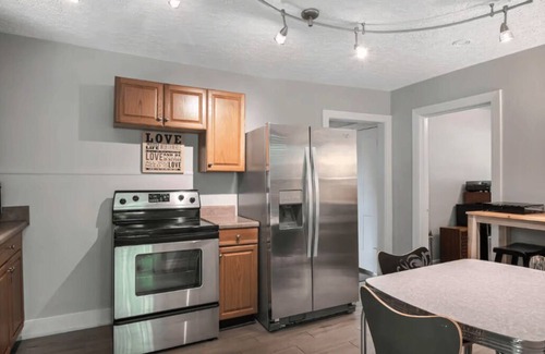 Berry Hill House | Mid Century Vibe/2.5 Miles to Downtown