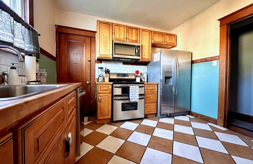 Mid-City Apartment | Mid City 2 BR in Beautiful Arts and Crafts House