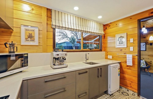 Hastings House | Mid City Modern - walk to shops, Royston Hospital.