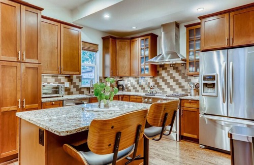 Berkeley House | Mid-Mod w/awesome backyard, 1blk to Shops/Eateries