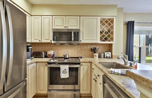 Ludlow Condo | Mid-mountain Winterplace Condo with Direct Ski Access