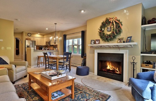 Ludlow Condo | Mid-mountain Winterplace Condo with Direct Ski Access