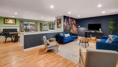 Northwest Arvada House | Mid Summer Night's Dream w Hot Tub Theater Game Room