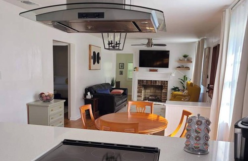 Live Oak House | Mid-term, open-floor home full of natural light. 10 min from the River District.