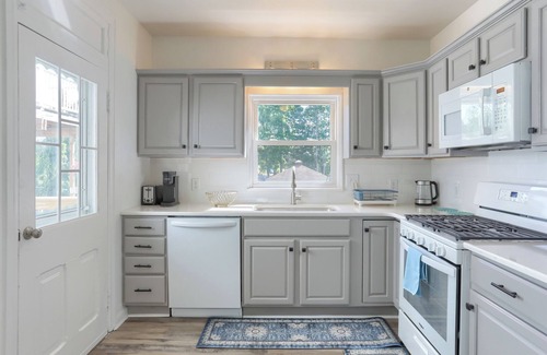 Hummelstown House | Mid Term rental : Cozy Queen Bedroom
