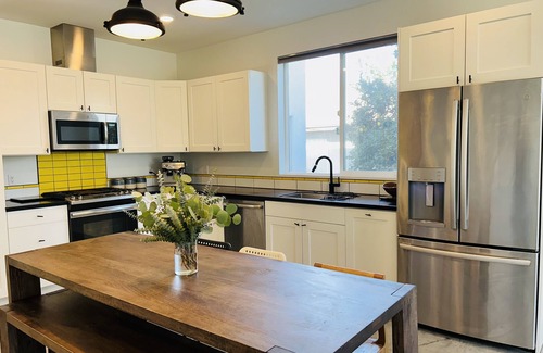 Redlands House | Midcentury Modern Beauty. Long Stay Discount. 5 minutes to Downtown. Love Pets!
