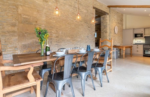 Dyrham Cottage | Middle Barn - sleeps 6 guests in 3 bedrooms