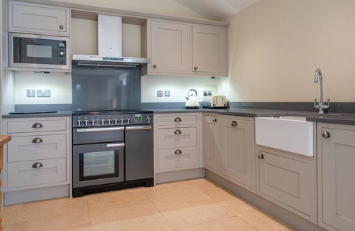 Dyrham Cottage | Middle Barn - sleeps 6 guests in 3 bedrooms