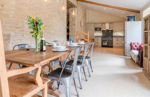 Dyrham Cottage | Middle Barn - sleeps 6 guests in 3 bedrooms