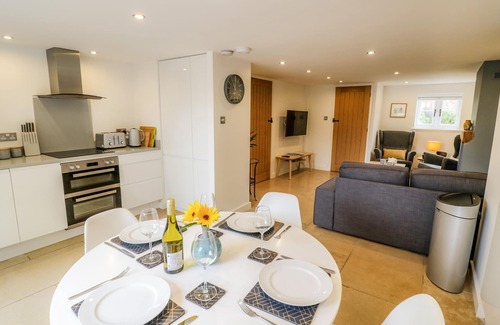 Southam Cottage | MIDDLE COTTAGE, pet friendly, with a garden in Priors Marston