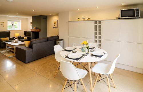 Southam Cottage | MIDDLE COTTAGE, pet friendly, with a garden in Priors Marston