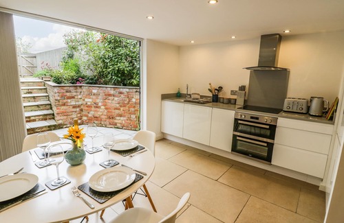 Southam Cottage | MIDDLE COTTAGE, pet friendly, with a garden in Priors Marston