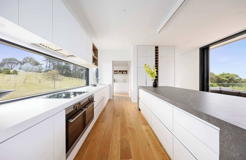 Red Hill South Apartment | Middle of the Hill | Countryside Estate