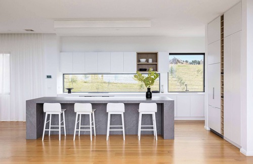 Red Hill South Apartment | Middle of the Hill | Countryside Estate