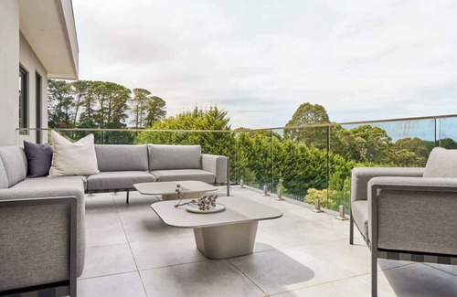 Red Hill South Apartment | Middle of the Hill | Countryside Estate