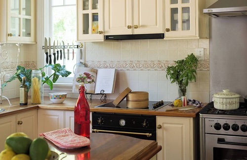 Witta House | Middleton House Maleny. Picture perfect country house for small gatherings.