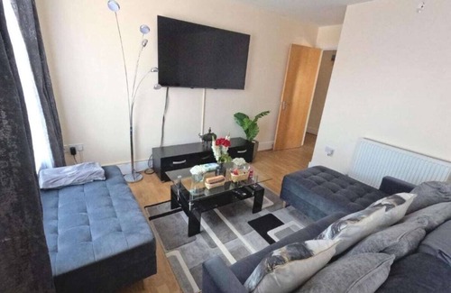Bletchley Apartment | Mideyah Stays - Comfy 2 Bed