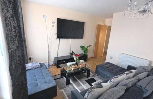 Bletchley Apartment | Mideyah Stays - Comfy 2 Bed