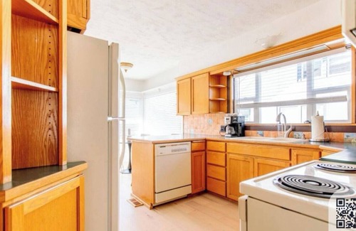 Sumner House | MidMod Muse, a Sumner Stay for traveling professionals and traveling families!