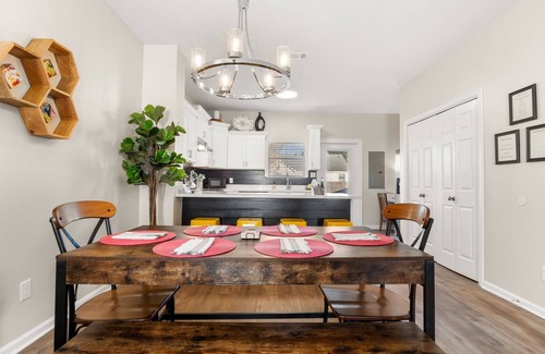 Lake Charles House | Midnight Moon Townhome - Near Casinos & Golf - Sleeps 8