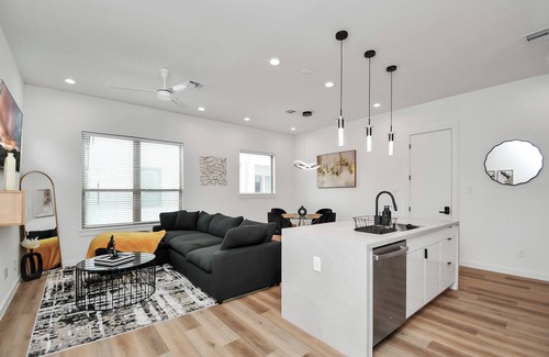 OST - South Union House | Midnight Reverie: Luxury Townhouse-Med Center DWTN