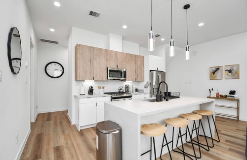 OST - South Union House | Midnight Reverie: Luxury Townhouse-Med Center DWTN