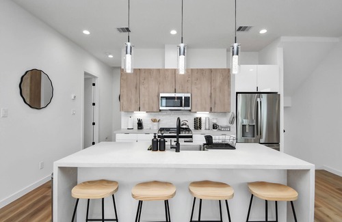 OST - South Union House | Midnight Reverie: Luxury Townhouse-Med Center DWTN