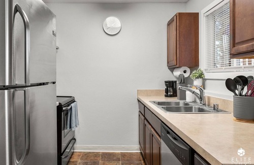 Turnagain House | *Midnight Sun Suite*5 mins to Airport *Fast Wifi*