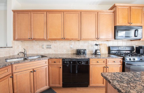 Atlantic Station Area House | Midtown/Atlantic Station 3 Bedroom Luxury Townhouse- Free Parking- Fast Wifi