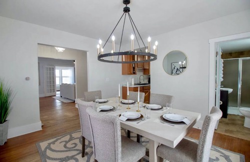 Midtown House | 'Midtown Mansion' - Close to Blackstone, Midtown, Old Market, CHI, Zoo and more!