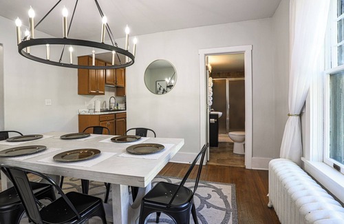 Midtown House | 'Midtown Mansion' - Close to Blackstone, Midtown, Old Market, CHI, Zoo and more!