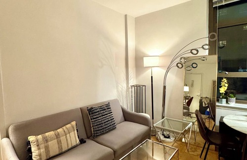 Midtown Apartment | Midtown Park Ave Charming Chrysler View Corner Studio