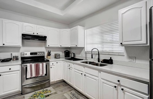 Buena Vista House | Midtown | Pool Table | Sleeps 14