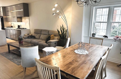 Bedford Park House | Midtown Tree House - 2 Bedrooms - Lawrence Subway