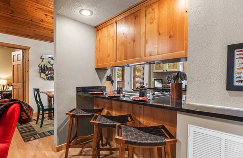 Reeds Spring Cabin | "Mighty Oaks" Stonebridge Lodge - Extra twin, end of the road and close to SDC - Lodge #80