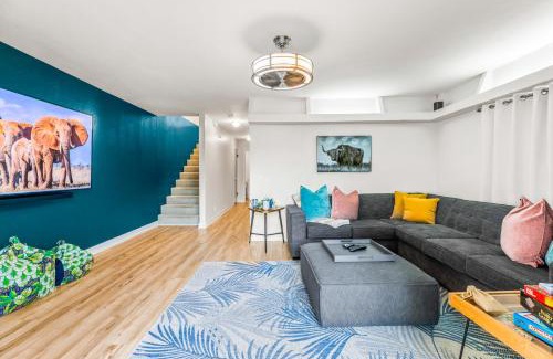 Townsite House | Mile to Beach! Private, Family & Pet Friendly Oasis! Pool Table & Hot tub!
