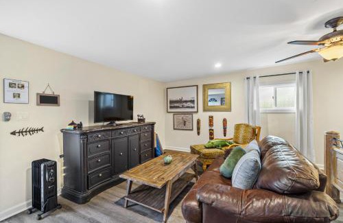 Townsite Apartment | Mile to Beach! Tiki Master Suite