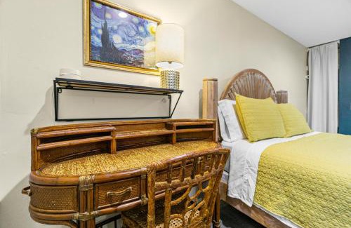 Townsite Apartment | Mile to Beach! Tiki Master Suite