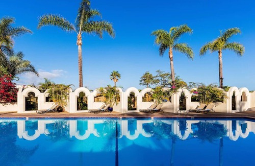 Central Mission Beach Hostel | Miles of Sandy Beaches! 2 Family-friendly Units, Free Parking Onsite, Pool!