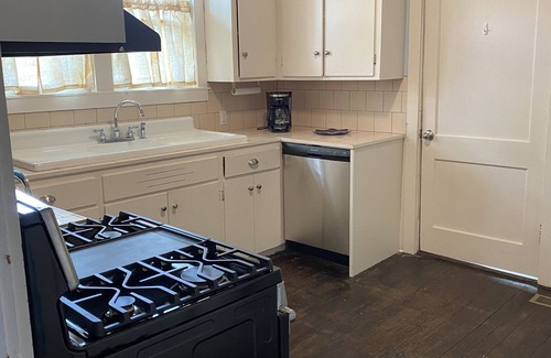 Tupelo Cottage | Mill Cottage- minutes to Arena/Downtown/NMMC. 1 mi. from Fairpark.