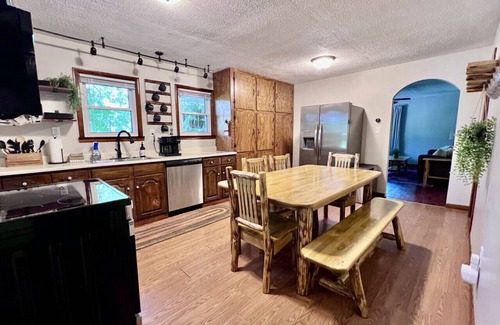 South Bloomingville House | Mill Haus~Pet Friendly~Hot Tub