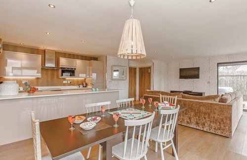 Pocklington Ski Chalet | Millington Deluxe Lodge