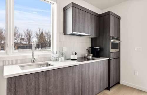 Southern Crossing Apartment | Millpointe Studio 1.0 - Where Luxury Meets Location -Steps to Concerts, Old Mill